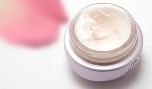 Anti-âge au naturel : l’oreiller qui remplace votre crème 