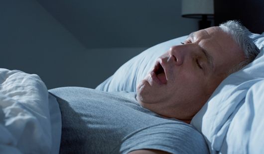 SAOS (apnée obstructive) : symptômes, risques et options de traitement