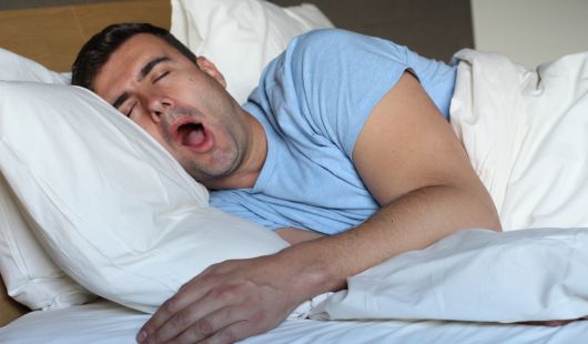 Ronflement : causes, apnée du sommeil et traitements efficaces