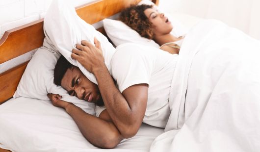 Ronflement féminin  causes hormonales & solutions efficaces