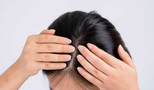Révolutionner le traitement de la perte de cheveux : Le massage du cuir chevelu et le rôle des taies d'oreiller en soie