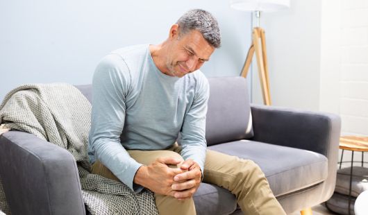 Douleur au genou au repos et pendant la nuit : La comprendre et l'apaiser