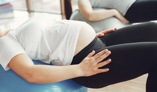 Exercices à faire enceinte avec un ballon de gym