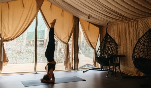 Sirsasana : spiritualité et bienfaits physiologiques