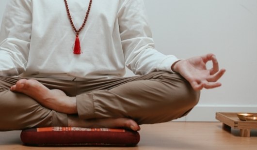 L'accessoire de yoga indispensable: la couverture de yoga