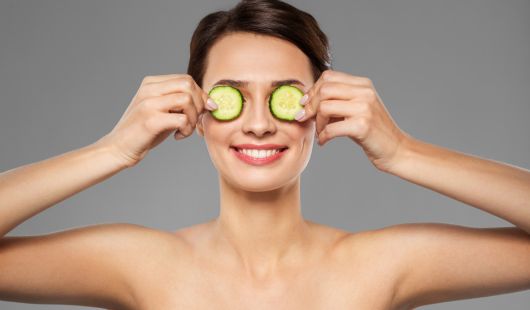 Mettre du concombre sur les yeux : pourquoi et est-ce efficace ?