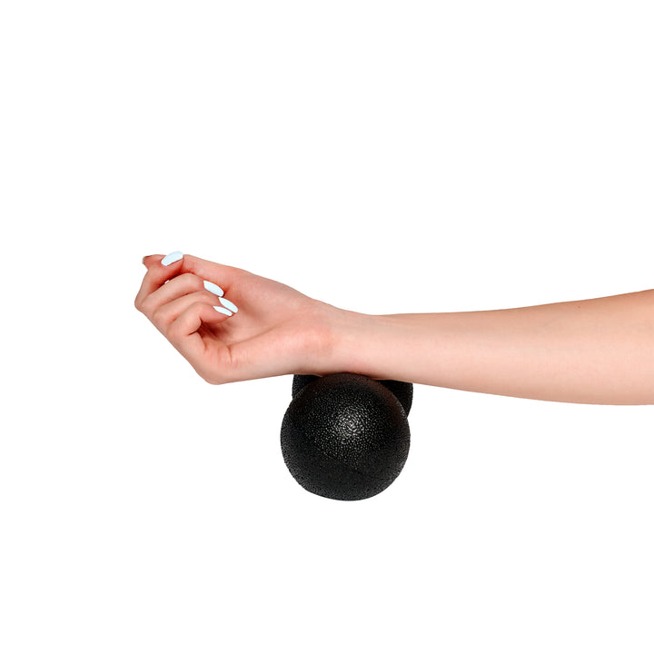 Charger l&#39;image dans la galerie, Exercice Bras Double Boule de Massage musculaire | QMED DUO BALL | inphysio.fr
